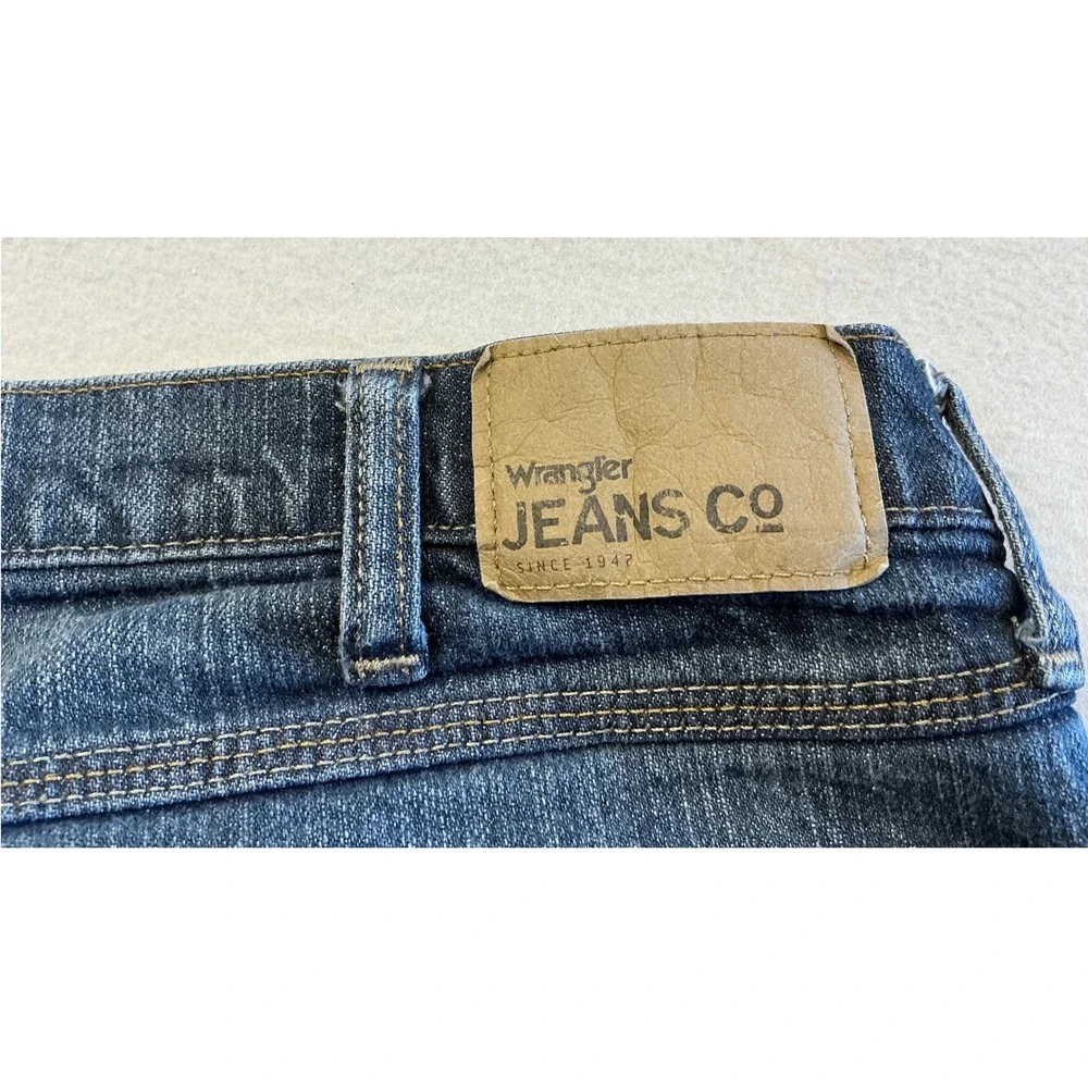 Pair Wrangler Jeans Co Mens Straight‎ Leg Denim Blue Wash Pants Casual Everyday